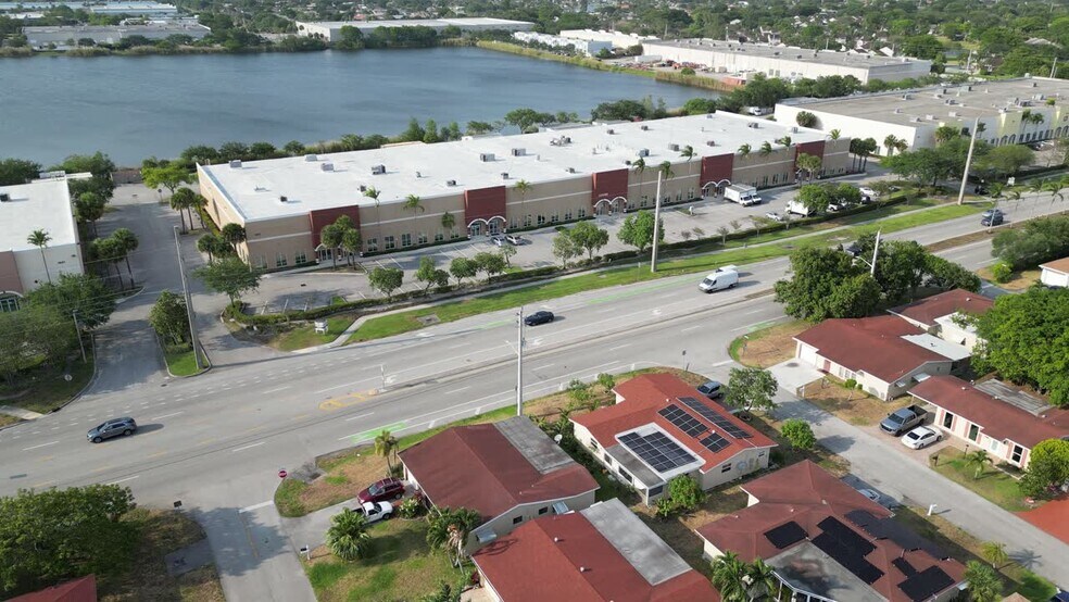 1501 Green Rd, Deerfield Beach, FL à louer - Vidéo sur l’annonce professionnelle – Image 2 sur 12