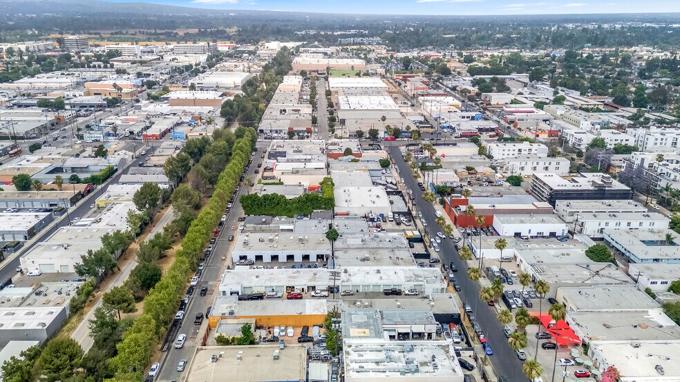 14759 Bessemer St, Van Nuys, CA à louer - Photo de l’immeuble – Image 3 sur 4