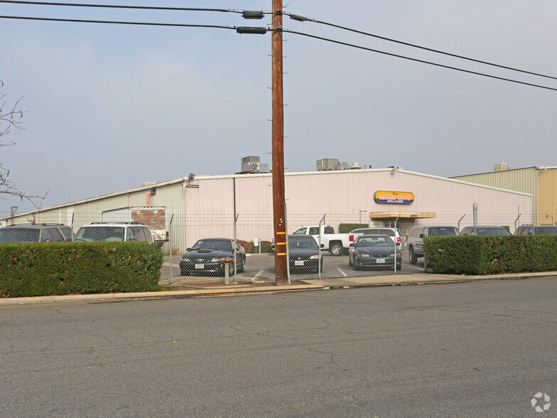 5697 E Fountain Way, Fresno, CA à vendre - Photo de l’immeuble – Image 2 sur 4