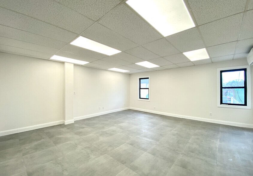 249-11 Northern Blvd, Little Neck, NY à louer - Photo de l’immeuble – Image 3 sur 12