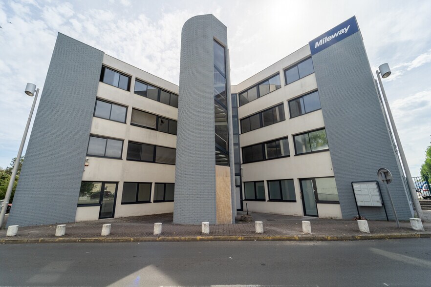 Local d’activités dans Évry à louer - Aérien – Image 1 sur 2