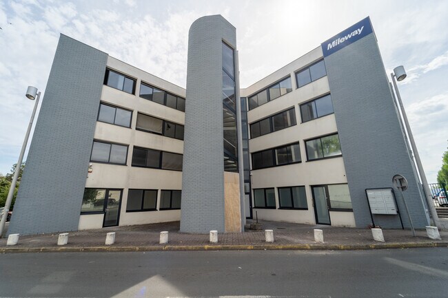 Plus de détails pour Rue Paul Claudel, Évry - Bureau, Local d'activités à louer