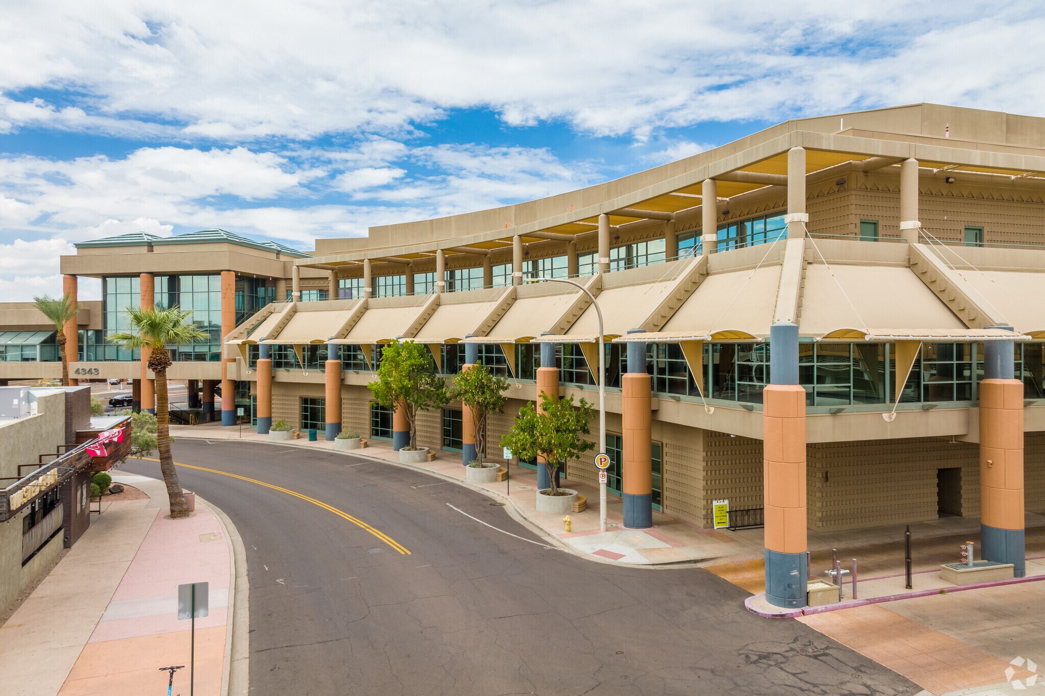 4343 N Scottsdale Rd, Scottsdale, AZ à louer Photo principale– Image 1 sur 7