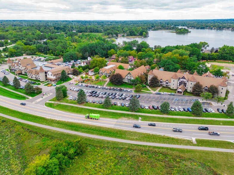2359 Joslyn Ct, Lake Orion, MI à vendre - Photo de l’immeuble – Image 2 sur 39