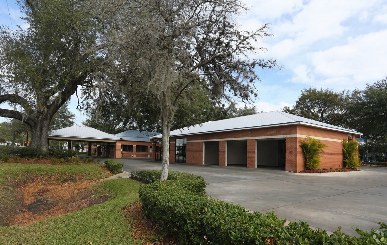 328 W Brandon Blvd, Brandon, FL à louer Photo de l’immeuble– Image 1 sur 11