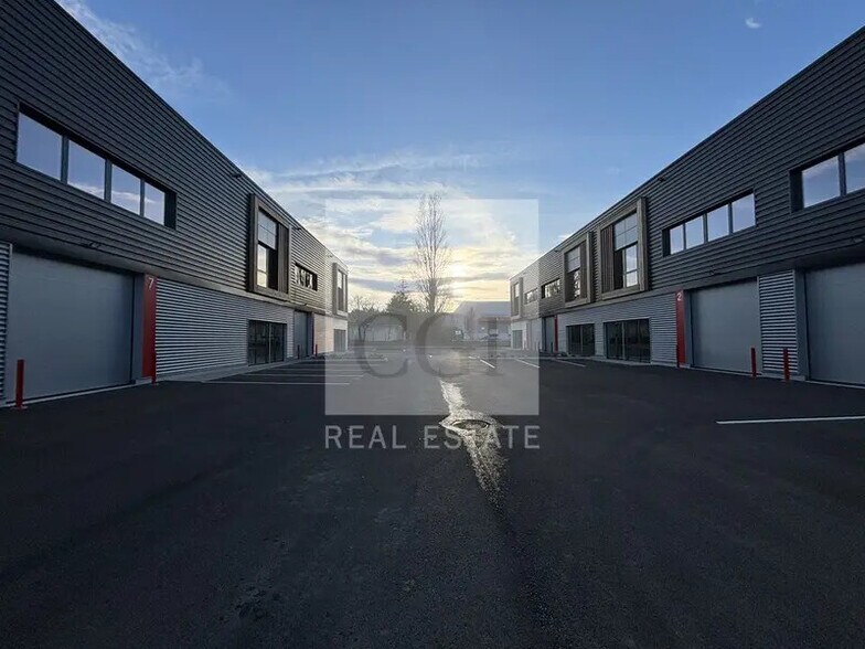 Local d’activités dans Saint-Quentin-Fallavier à louer - Photo de l’immeuble – Image 3 sur 12