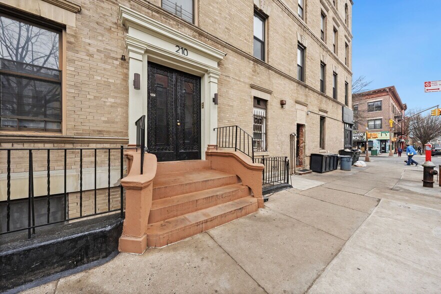 210 Prospect Park, Brooklyn, NY à vendre - Photo de l’immeuble – Image 2 sur 3