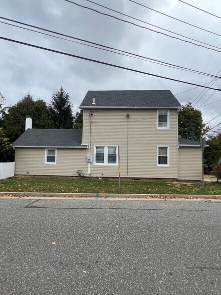 201 Hallock Ave, Port Jefferson Station, NY à vendre - Photo de l’immeuble – Image 2 sur 11