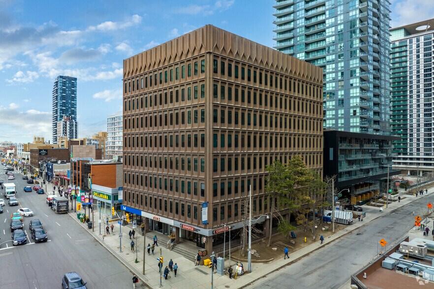 2323 Yonge St, Toronto, ON à louer - Photo de l’immeuble – Image 2 sur 5