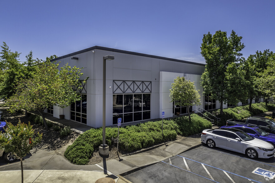 2540 Warren Dr, Rocklin, CA à louer - Photo de l’immeuble – Image 2 sur 15