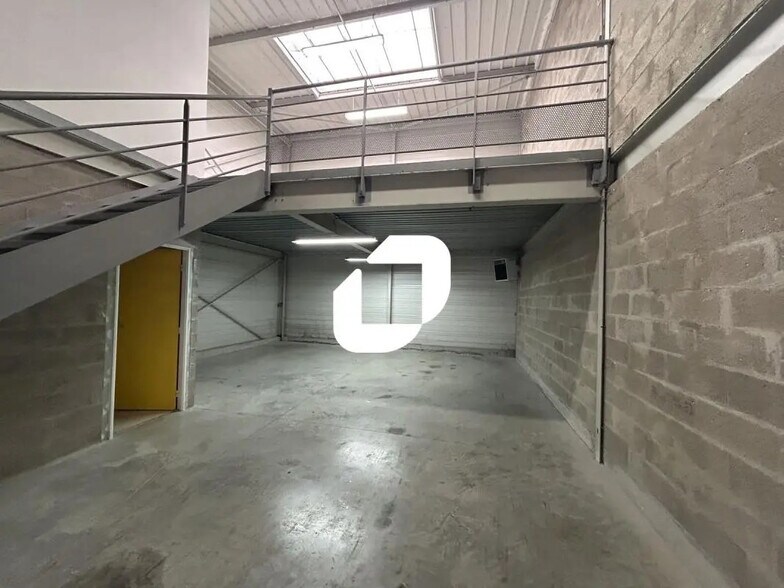 Local d’activités dans Santeny à louer - Photo de l’immeuble – Image 1 sur 7