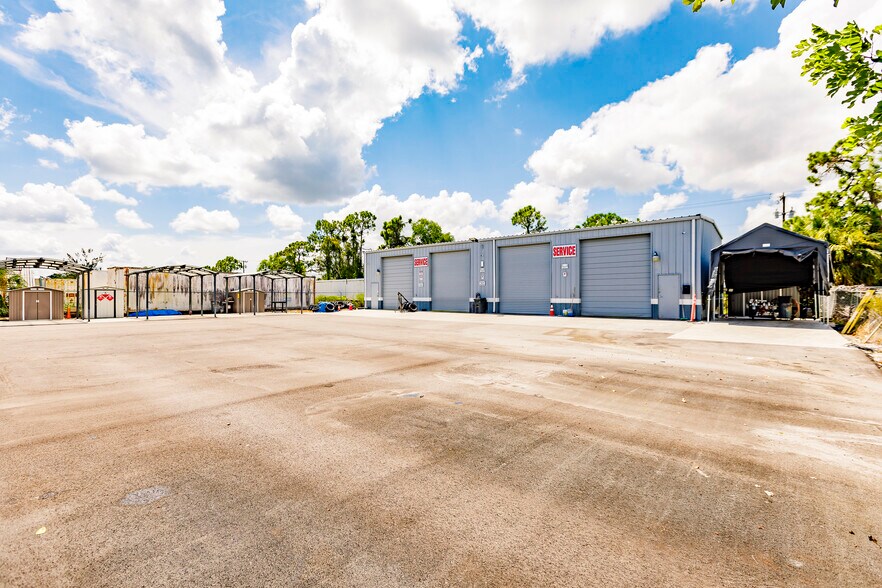 2290 Bruner Ln, Fort Myers, FL à vendre - Photo de l’immeuble – Image 3 sur 4
