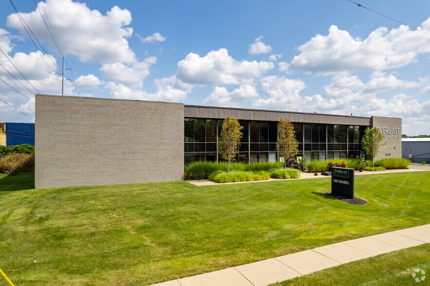 600 W Maple Rd, Troy, MI à louer - Photo de l’immeuble – Image 1 sur 5