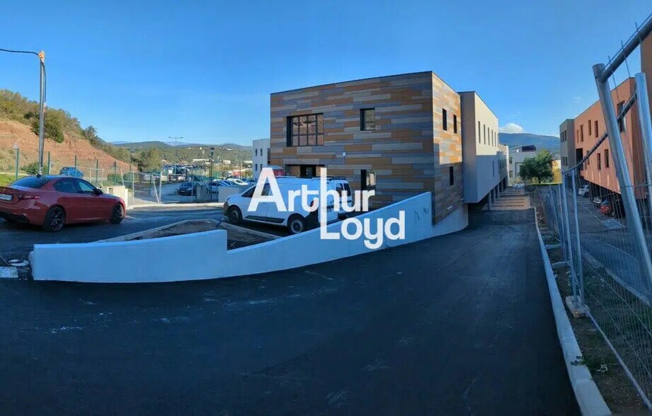 Local d’activités dans Fréjus à louer - Photo de l’immeuble – Image 1 sur 10