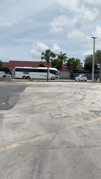 2051 Griffin Rd, Fort Lauderdale, FL à louer - Vidéo sur l’annonce professionnelle – Image 3 sur 18