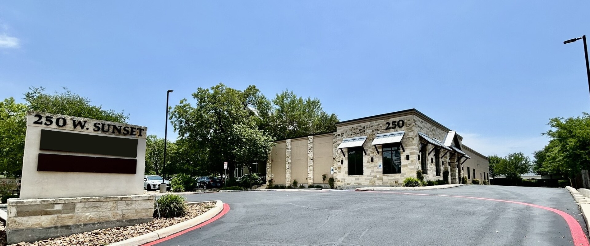 250 W Sunset Rd, San Antonio, TX à louer Photo de l’immeuble– Image 1 sur 10
