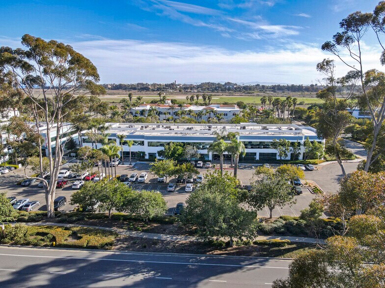 120 Cremona Dr, Goleta, CA à louer - Photo de l’immeuble – Image 3 sur 9