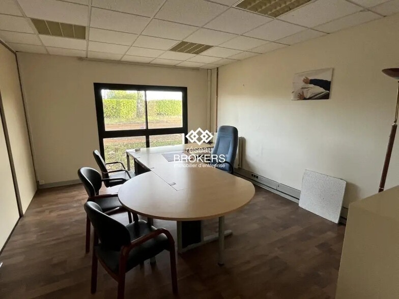 Local d'activités dans Évron à vendre - Photo de l’immeuble – Image 2 sur 7