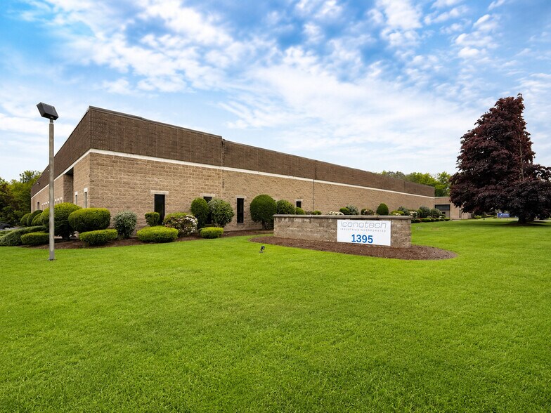 1395 Blue Hills Ave, Bloomfield, CT à louer - Photo de l’immeuble – Image 1 sur 4