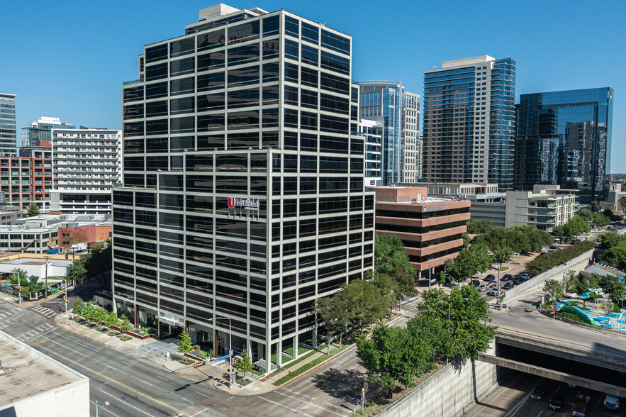 1845 Woodall Rodgers Fwy, Dallas, TX à louer - Photo principale – Image 1 sur 10