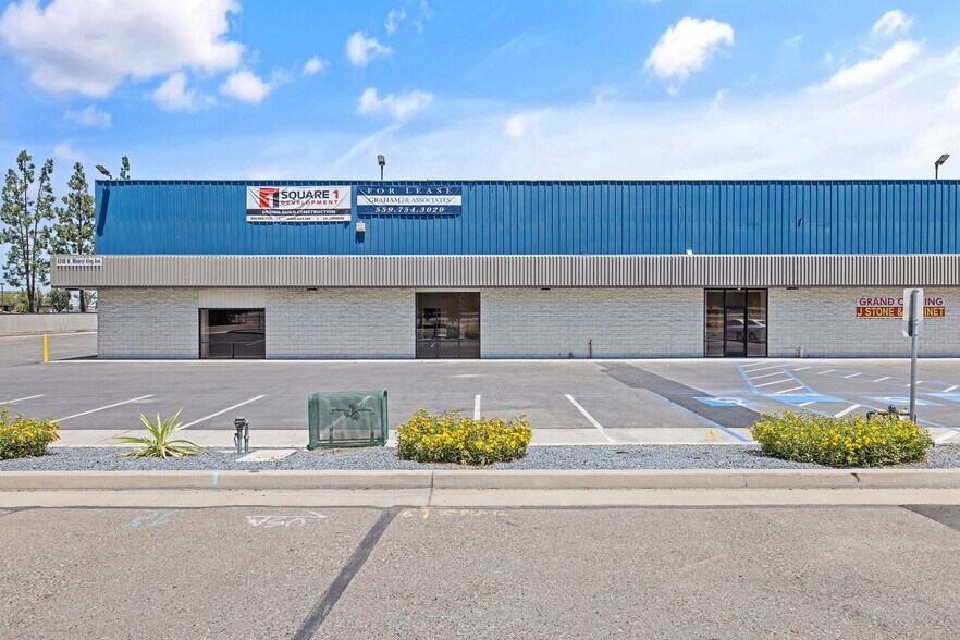 8246 W Mineral King Ave, Visalia, CA à louer - Photo de l’immeuble – Image 1 sur 12