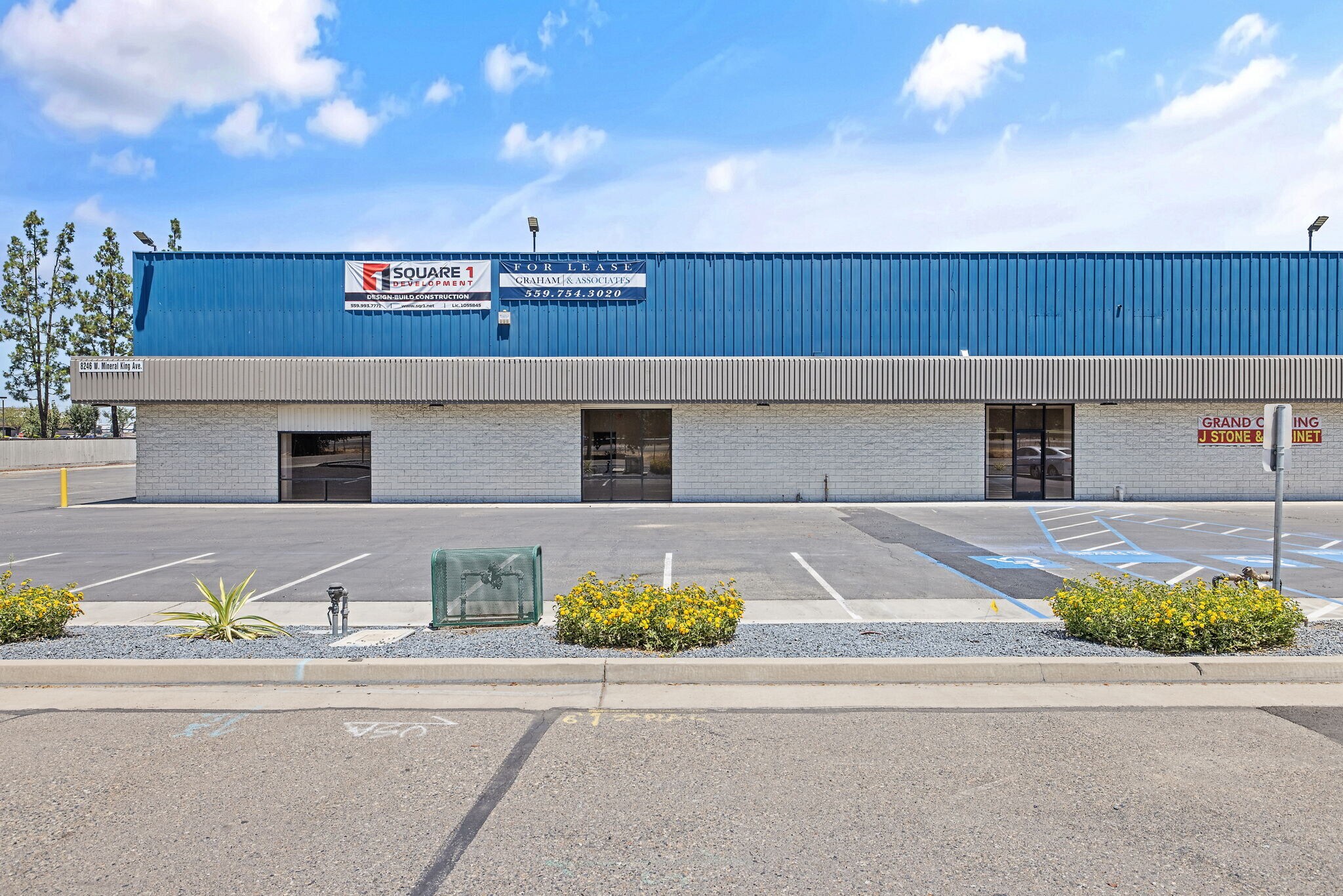 8246 W Mineral King Ave, Visalia, CA à louer Photo de l’immeuble– Image 1 sur 13