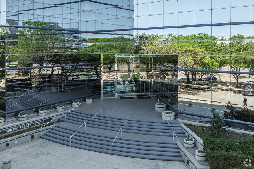5220 Spring Valley Rd, Dallas, TX à louer - Photo de l’immeuble – Image 3 sur 14