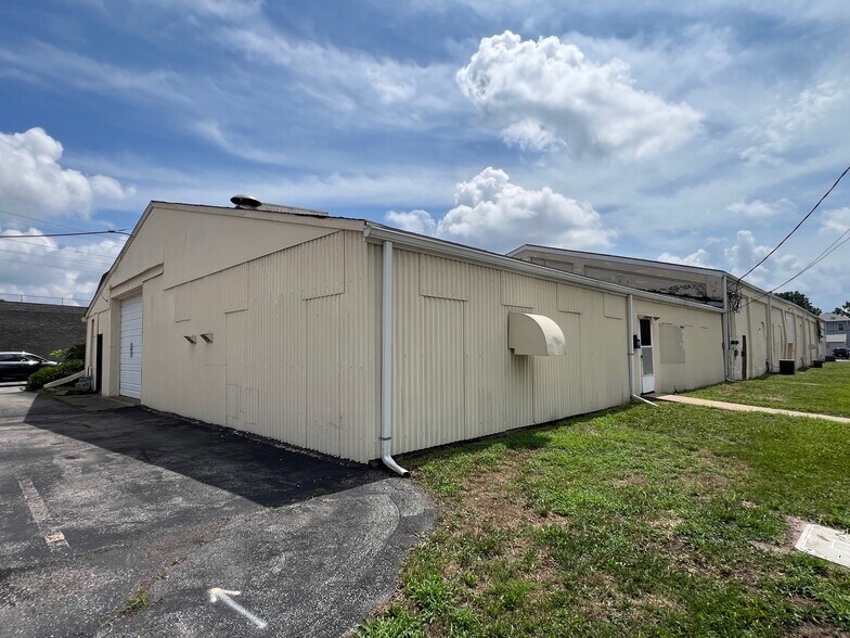120-136 Iowa Ave, Belleville, IL à louer - Photo de l’immeuble – Image 2 sur 3