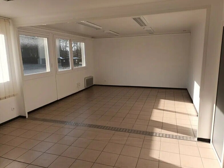 Local d’activités dans Évreux à louer - Photo de l’immeuble – Image 3 sur 12