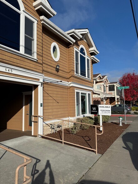 645 W 1st St, Sonoma, CA à louer - Photo de l’immeuble – Image 2 sur 7