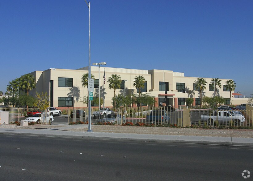 700 N Rancho Dr, Las Vegas, NV à louer - Photo de l’immeuble – Image 2 sur 3