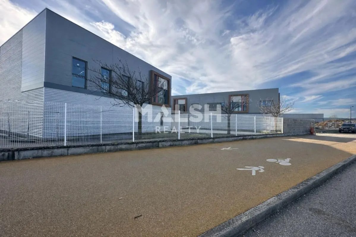 Local d’activités dans Vaulx-en-Velin à louer Photo de l’immeuble– Image 1 sur 8