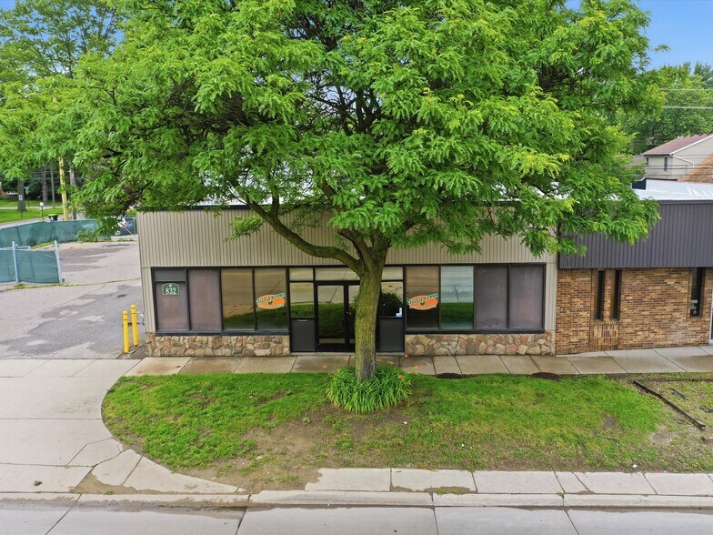 832 W 11 Mile Rd, Madison Heights, MI à vendre - Photo de l’immeuble – Image 2 sur 42