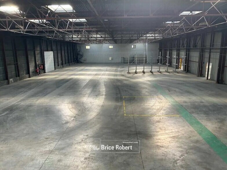 Local d'activités dans Saint-Priest à vendre - Photo de l’immeuble – Image 3 sur 6