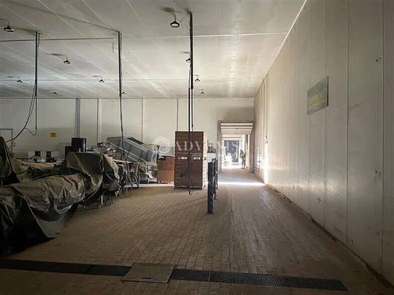 Local d'activités dans La Chaussée-Saint-Victor à vendre - Photo intérieure – Image 2 sur 3