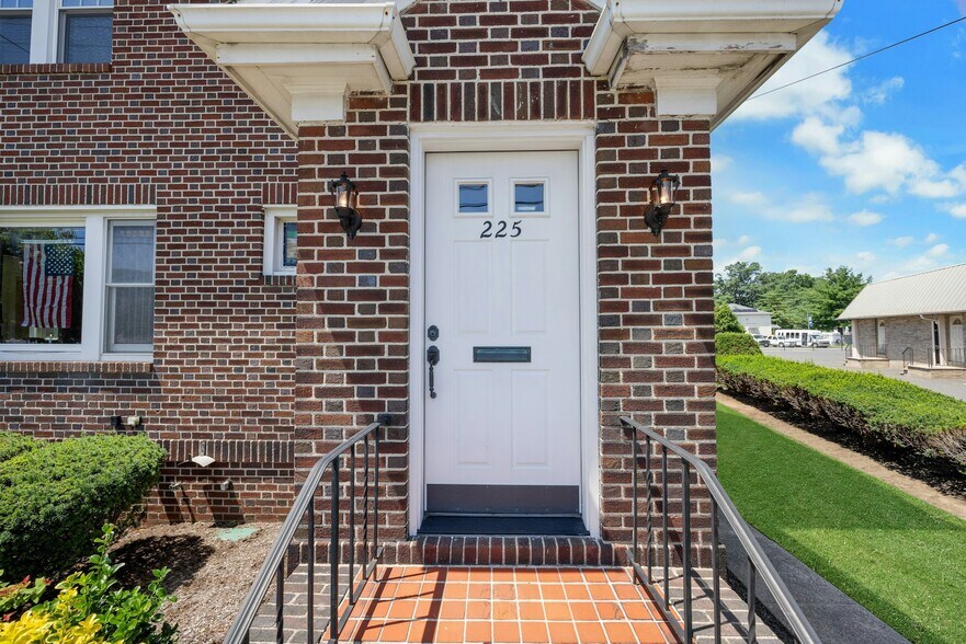 225 Liberty St, Little Ferry, NJ à vendre - Photo de l’immeuble – Image 3 sur 42