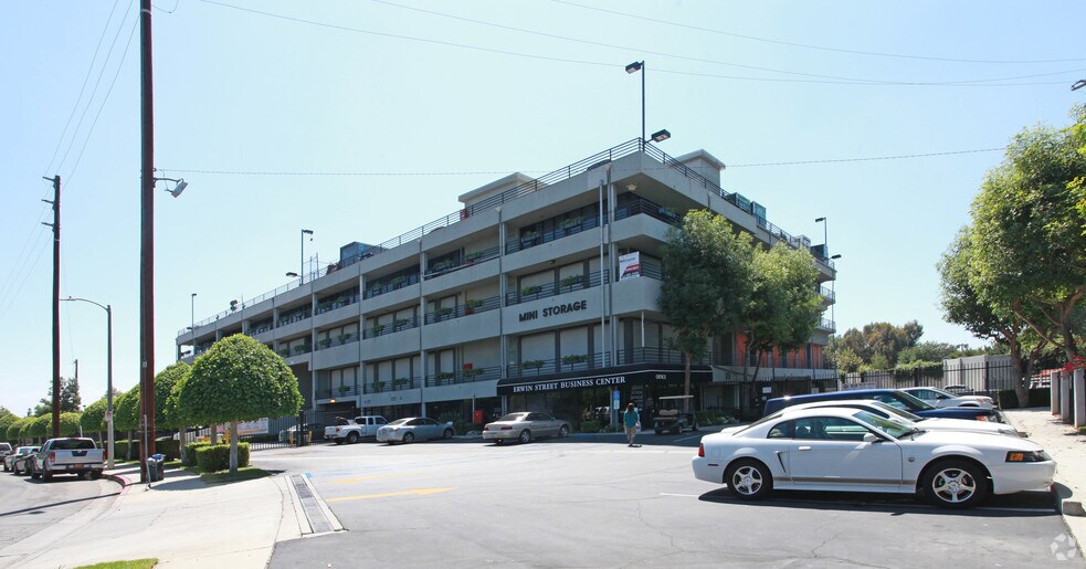 15500 Erwin St, Van Nuys, CA à louer - Photo de l’immeuble – Image 2 sur 4