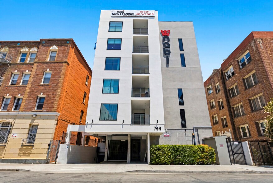 744 S Mariposa Ave, Los Angeles, CA à vendre - Photo de l’immeuble – Image 2 sur 22