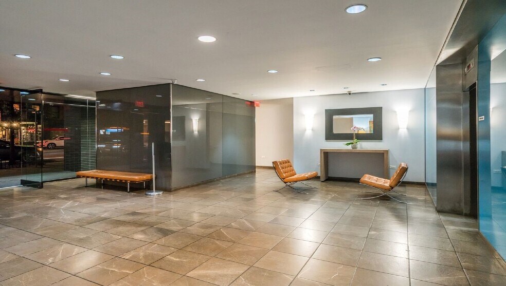 333 E 34th St, New York, NY à vendre - Hall d’entrée – Image 2 sur 6