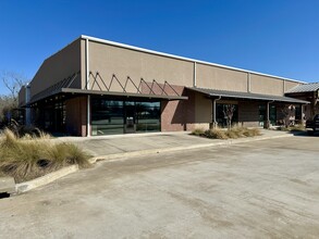 75 Miranda Lambert Way, Lindale, TX à louer Photo de l’immeuble– Image 2 sur 2