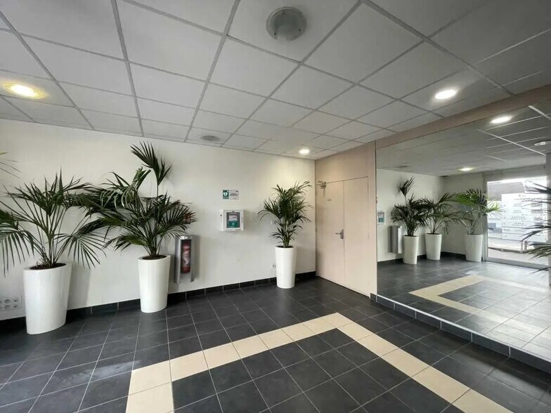 Local d’activités dans Montrouge à louer - Photo de l’immeuble – Image 2 sur 7