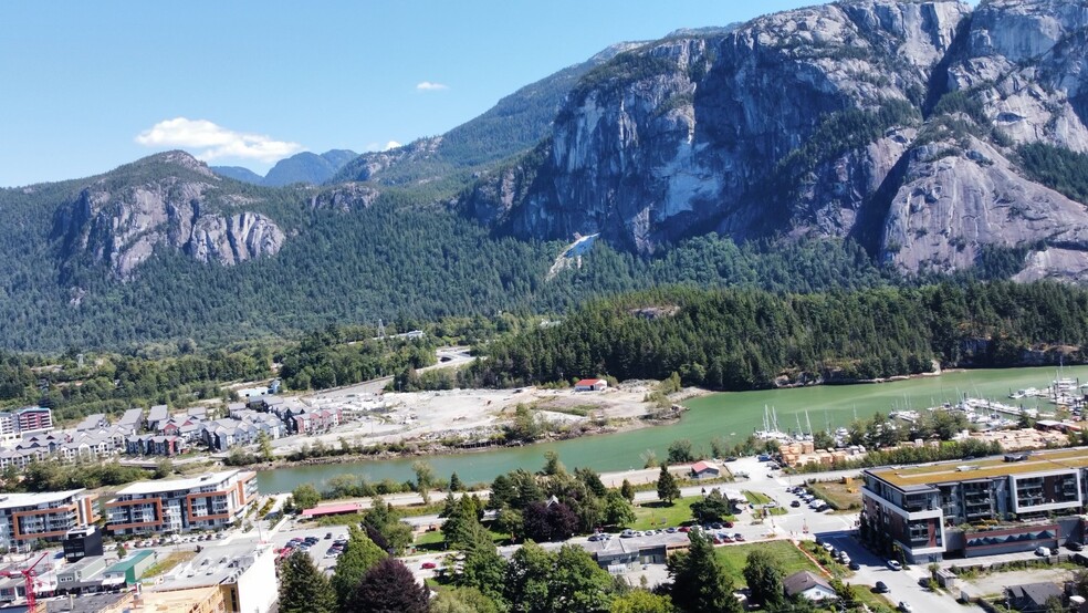 37956 Fourth Av, Squamish, BC à vendre - Photo de l’immeuble – Image 2 sur 6