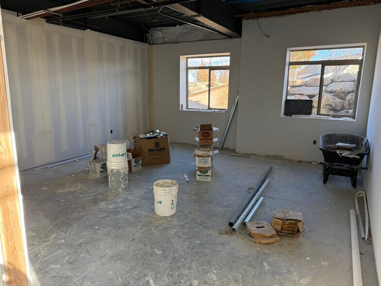 7452 S Campus View Dr, West Jordan, UT à louer - Photo de l’immeuble – Image 3 sur 22