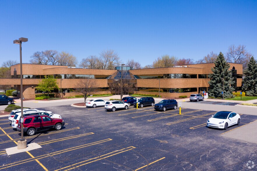 33300 5 Mile Rd, Livonia, MI à louer - Photo de l’immeuble – Image 1 sur 11