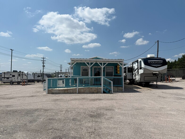 107 Bailey Ln, Liberty Hill, TX à louer - Photo de l’immeuble – Image 3 sur 8