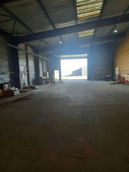 Local d’activités dans Touffréville à louer - Photo de l’immeuble – Image 2 sur 5