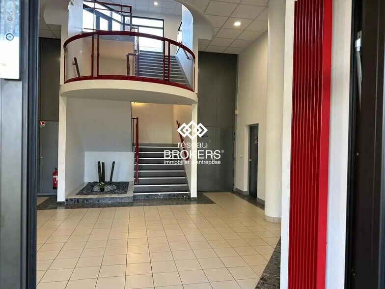Local d’activités dans Cergy à louer - Photo de l’immeuble – Image 2 sur 17