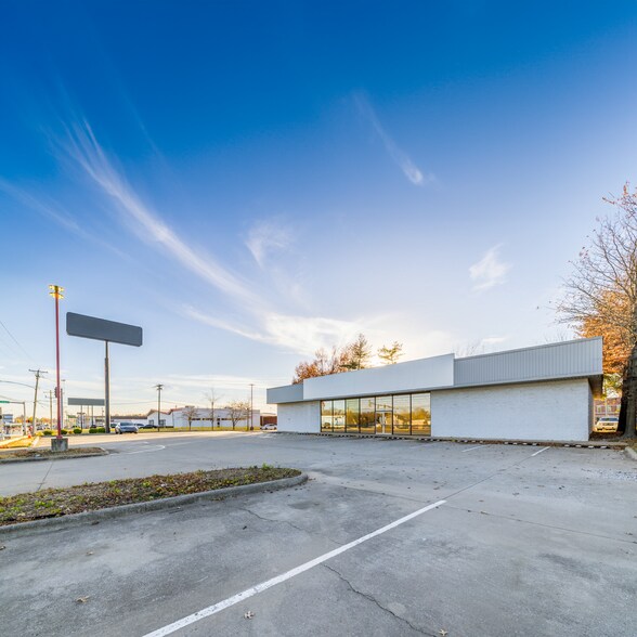 100 N Thompson St, Springdale, AR à louer - Photo de l’immeuble – Image 2 sur 6