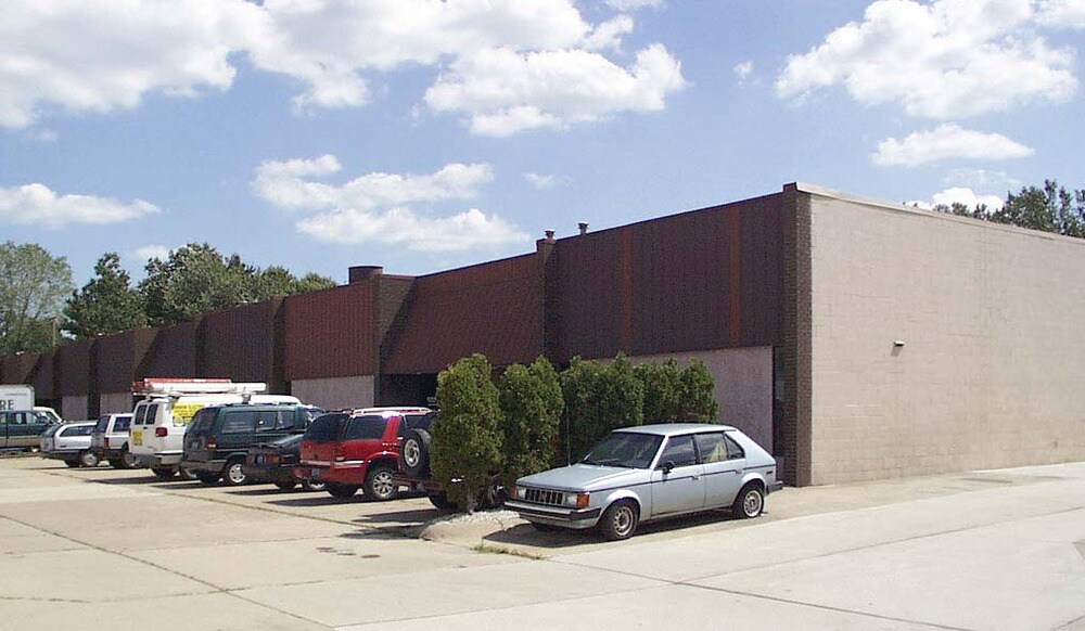 33830-33890 Groesbeck Hwy, Clinton Township, MI à louer Photo de l’immeuble– Image 1 sur 5
