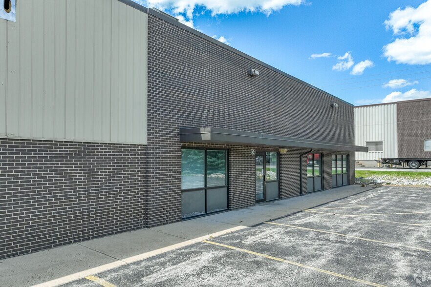 220 Poplar Pl, North Aurora, IL à louer - Photo de l’immeuble – Image 2 sur 6